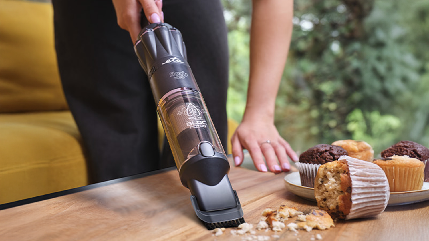 Žena vys&aacute;va omrvinky na stole