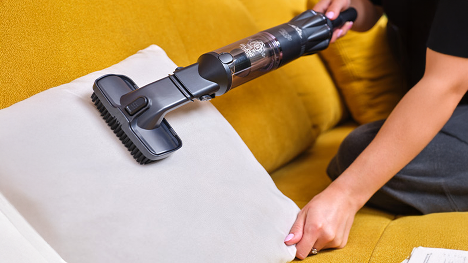 Žena vys&aacute;v&aacute; pohovku