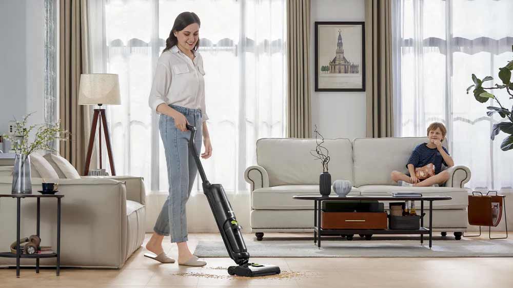 Žena vysává podlahu s Aku tyčovým vysavačem Eureka NEW400_03
