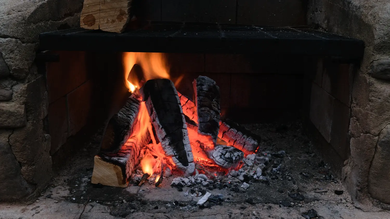 Hoř&iacute;c&iacute; oheň v ohni&scaron;ti