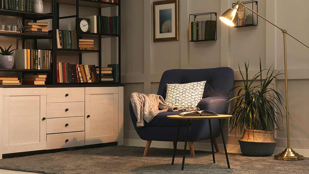 Útulná místnost s křeslem a knihovnou_02