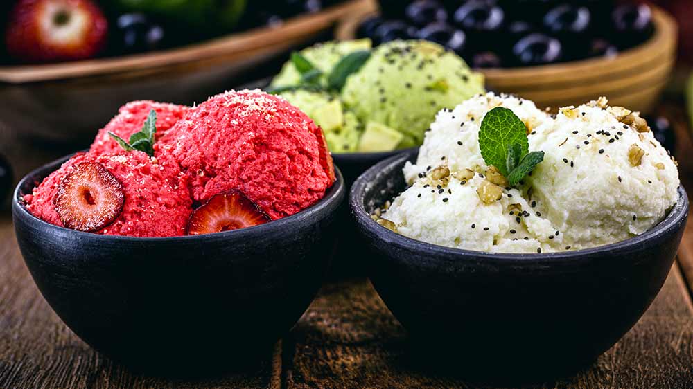 Různé druhy zmrzliny v miskách_03