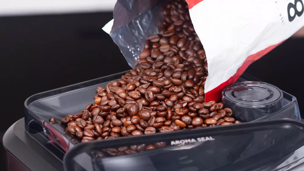 Nasypávání kávy do automatického kávovaru Gaggia Cadorna Prestige_03