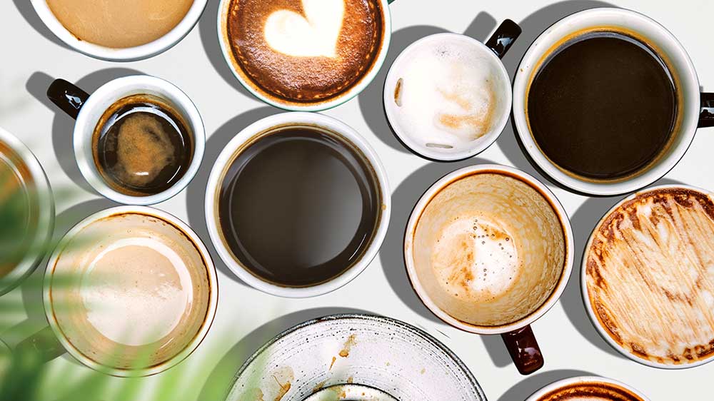 Pohled shora na různě připravenou kávu v několika šálcích vedle sebe_03