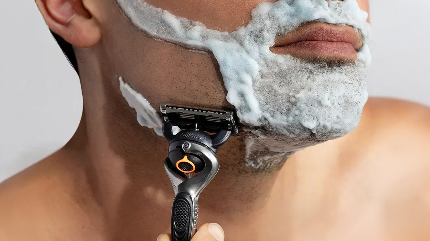 Muž sa hol&iacute; s Gillette ProGlide Head