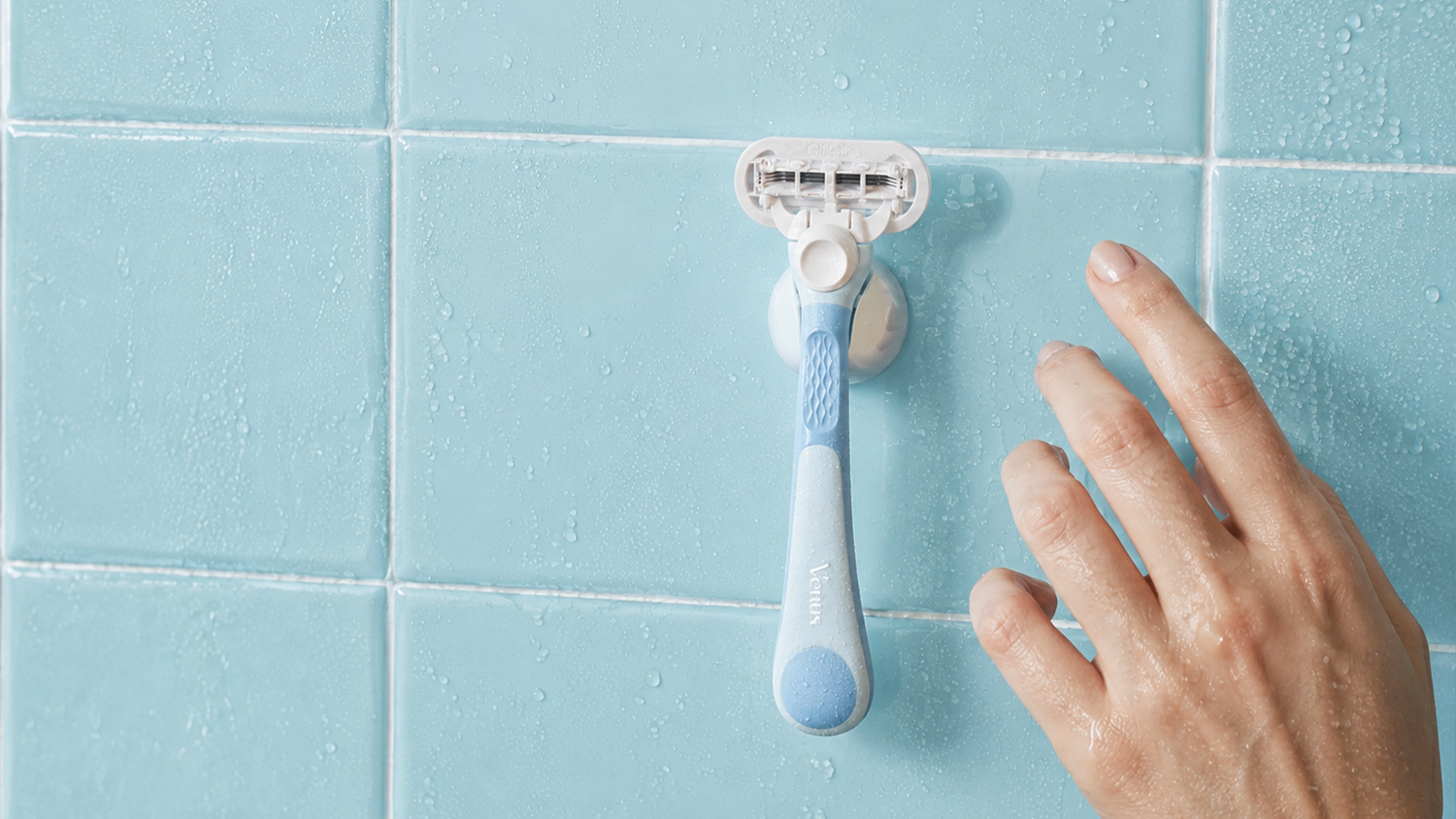 Holiaci strojček Gillette Venus Extra Smooth v stojane v sprche