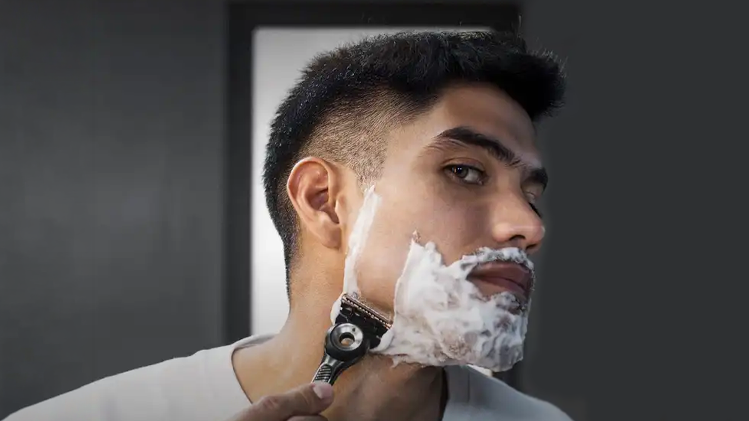 Muž si hol&iacute; tv&aacute;r žiletkou Gillette Labs