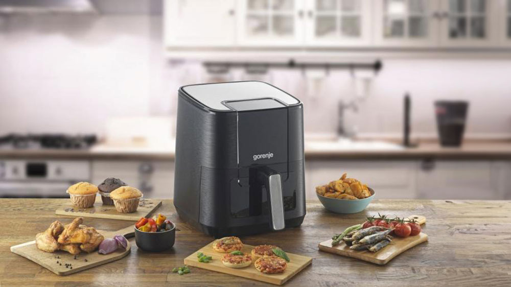 Horkovzdušná fritéza Gorenje AF1350DWB na lince s několika upečenými pokrmy_02