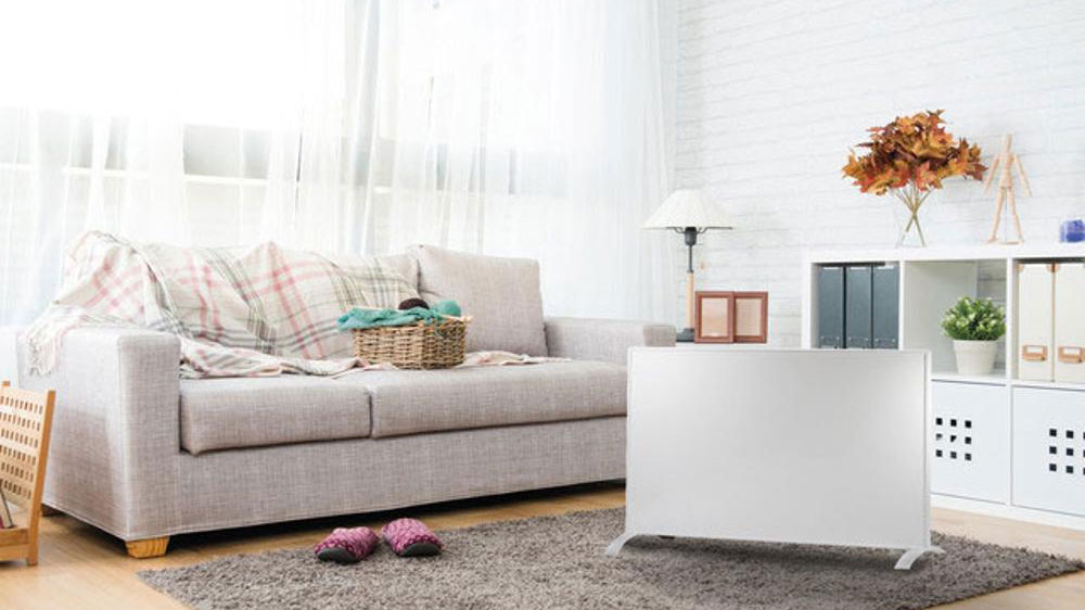 Infračervený topný panel Gorenje IR1200W v obýváku u gauče_02