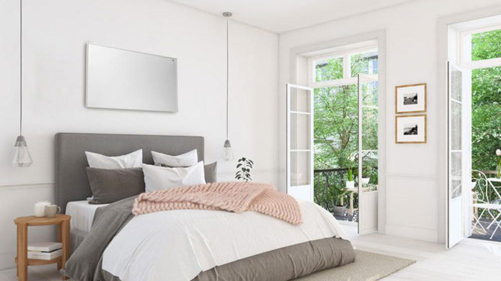 Infračervený topný panel Gorenje IR1200W přidělaný na stěně v ložnici_03