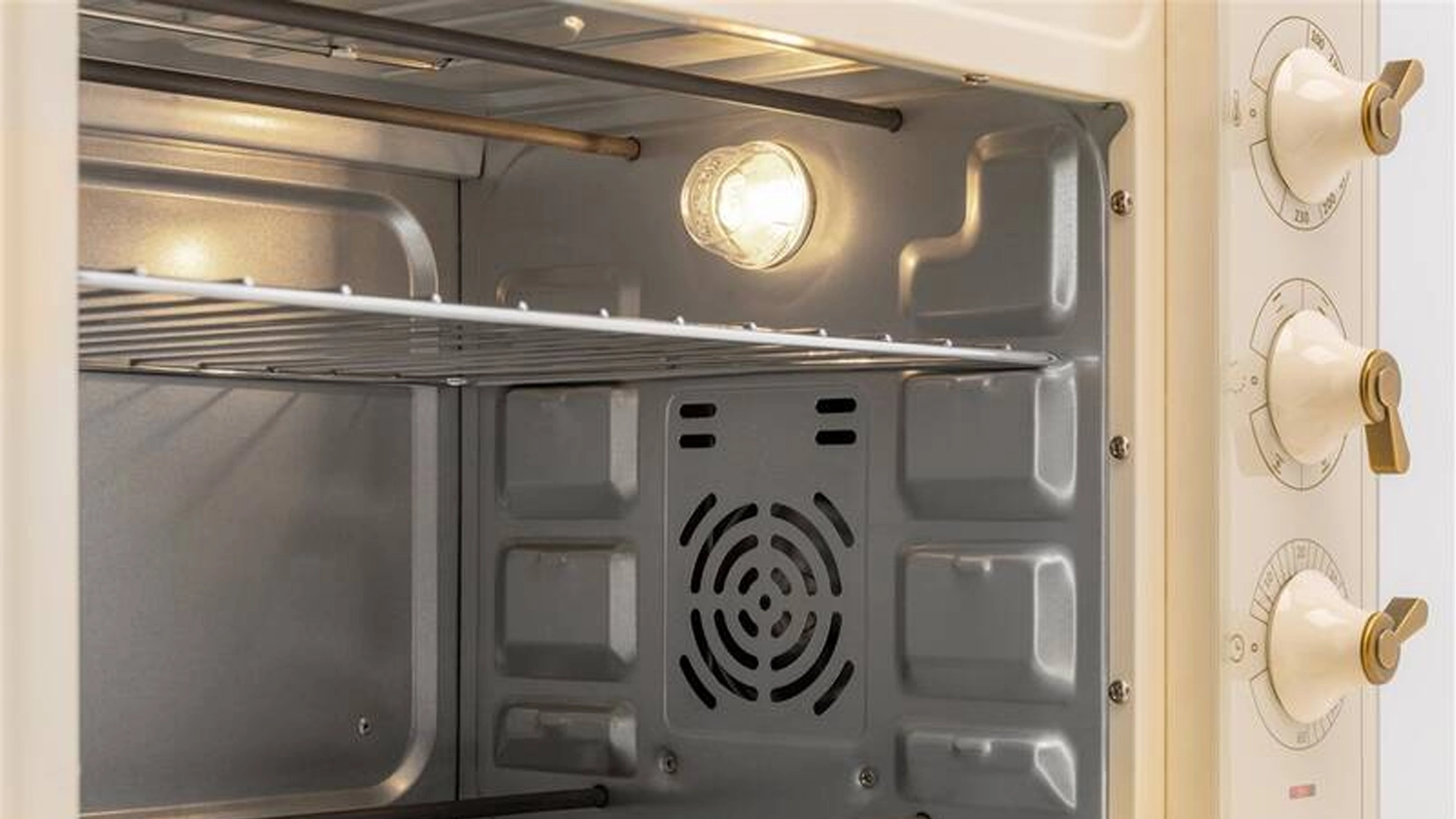 Vnitřek mini trouby Gorenje OM30CLI