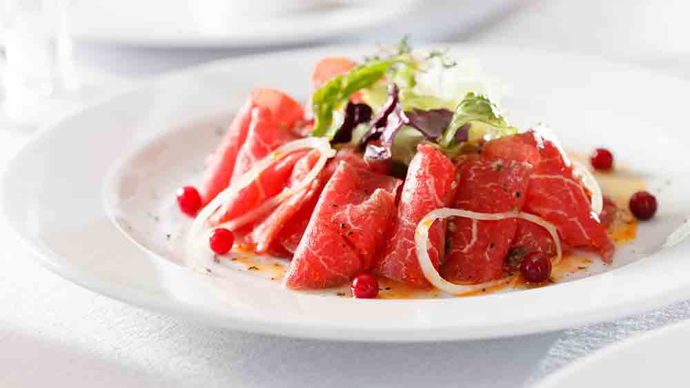 Hovězí carpaccio na talíři_03