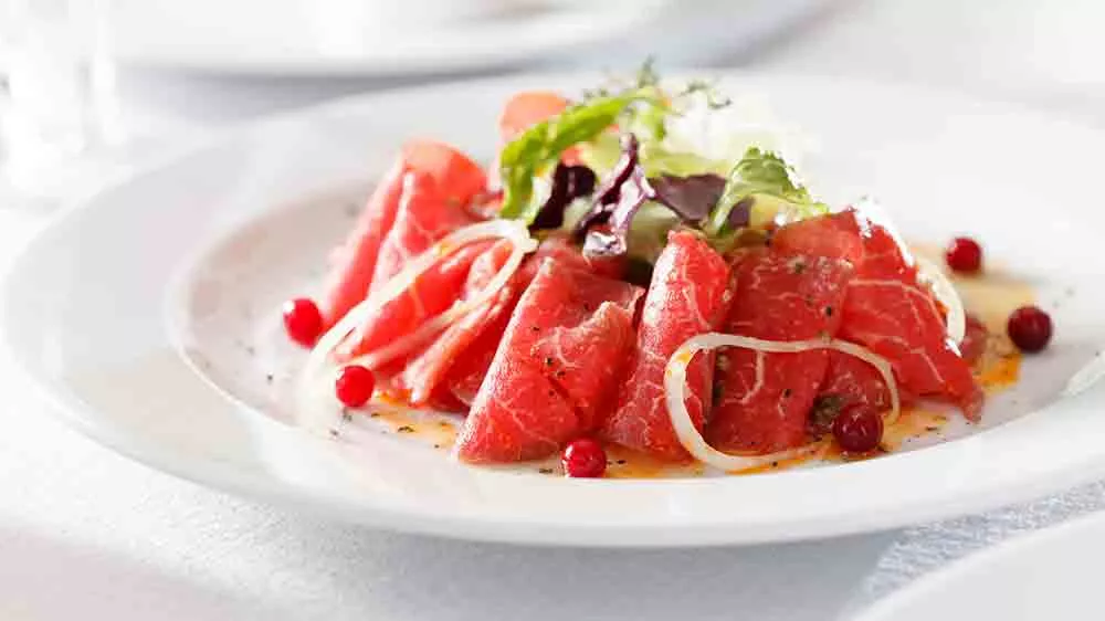 Hovězí carpaccio na talíři_03