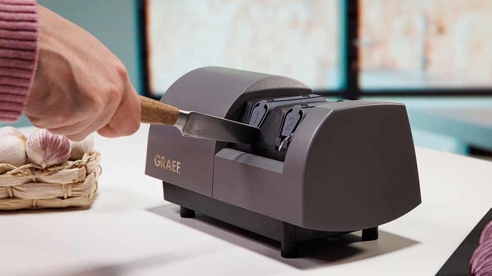 Elektrický brousek nožů Graef SG 520 při práci_02
