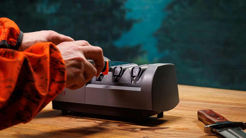 Elektrický brousek nožů Graef SG 530 při práci_02