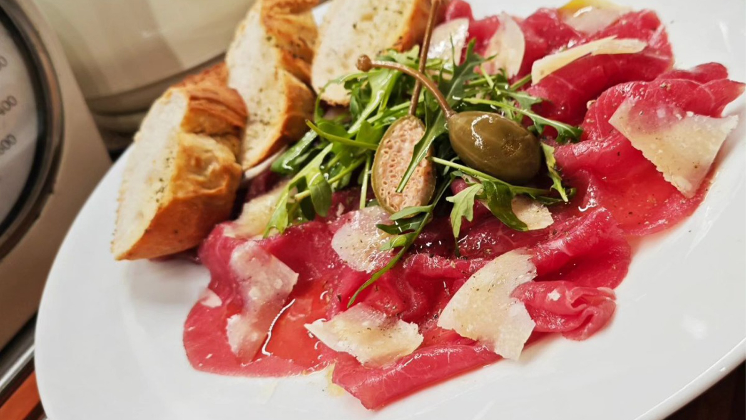 Hovězí carpaccio s rukolou a parmazánem