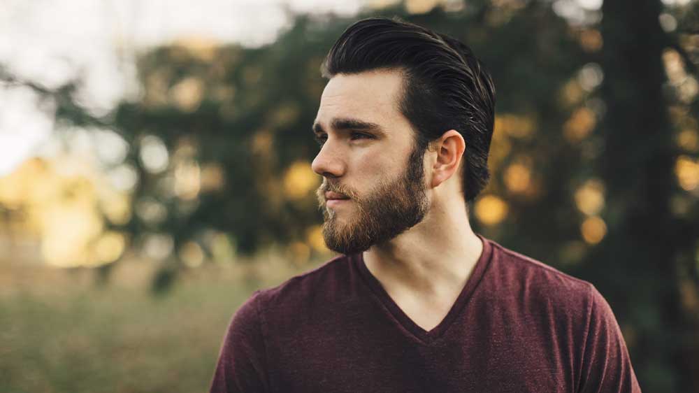 Muž s vlasy upravenými zastřihovačem vlasů Grundig_02