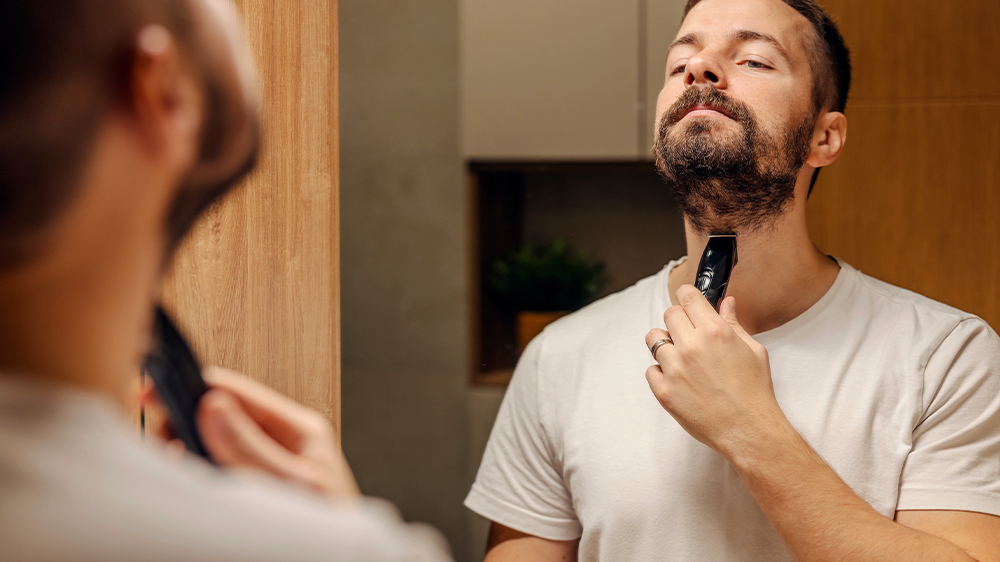 Muž holící se před zrcadlem strojkem MS9330_02