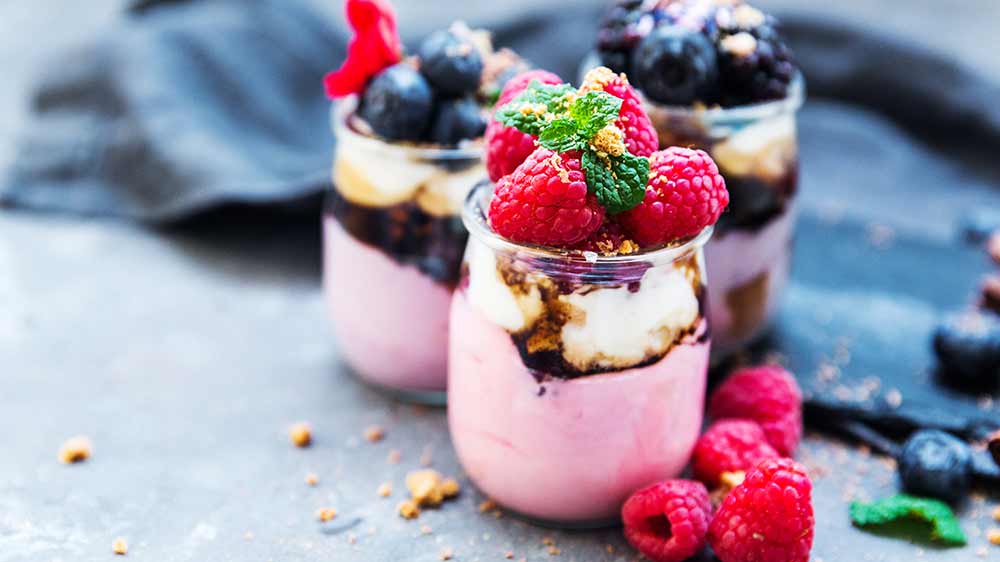 Skleničky s domácím jogurtem ozdobeným ovocem_02