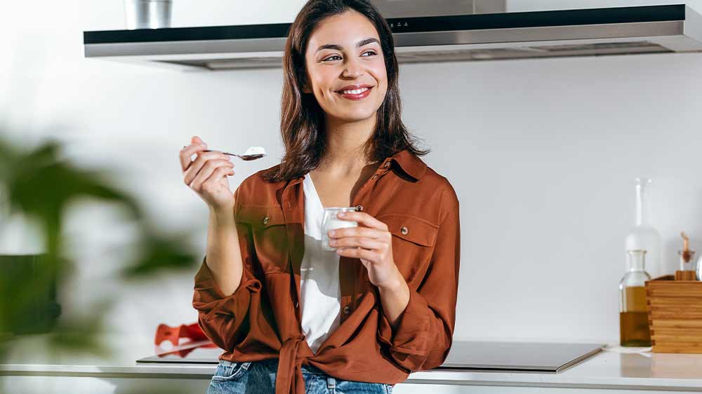 Žena jí domácí jogurt ze skleničky_03