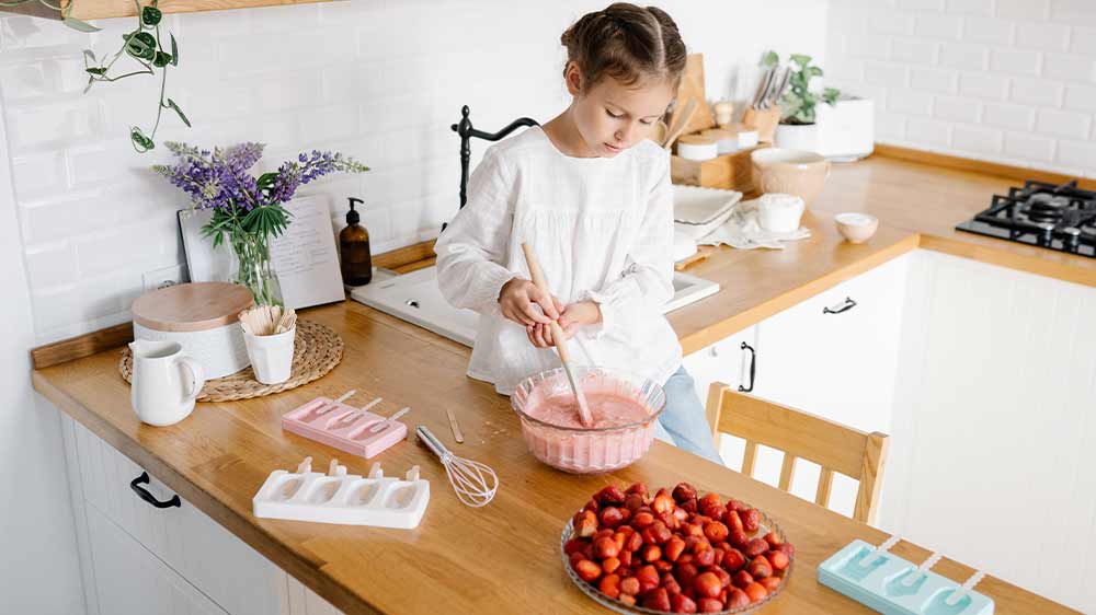Holčička připravuje suroviny na domácí zmrzlinu_03