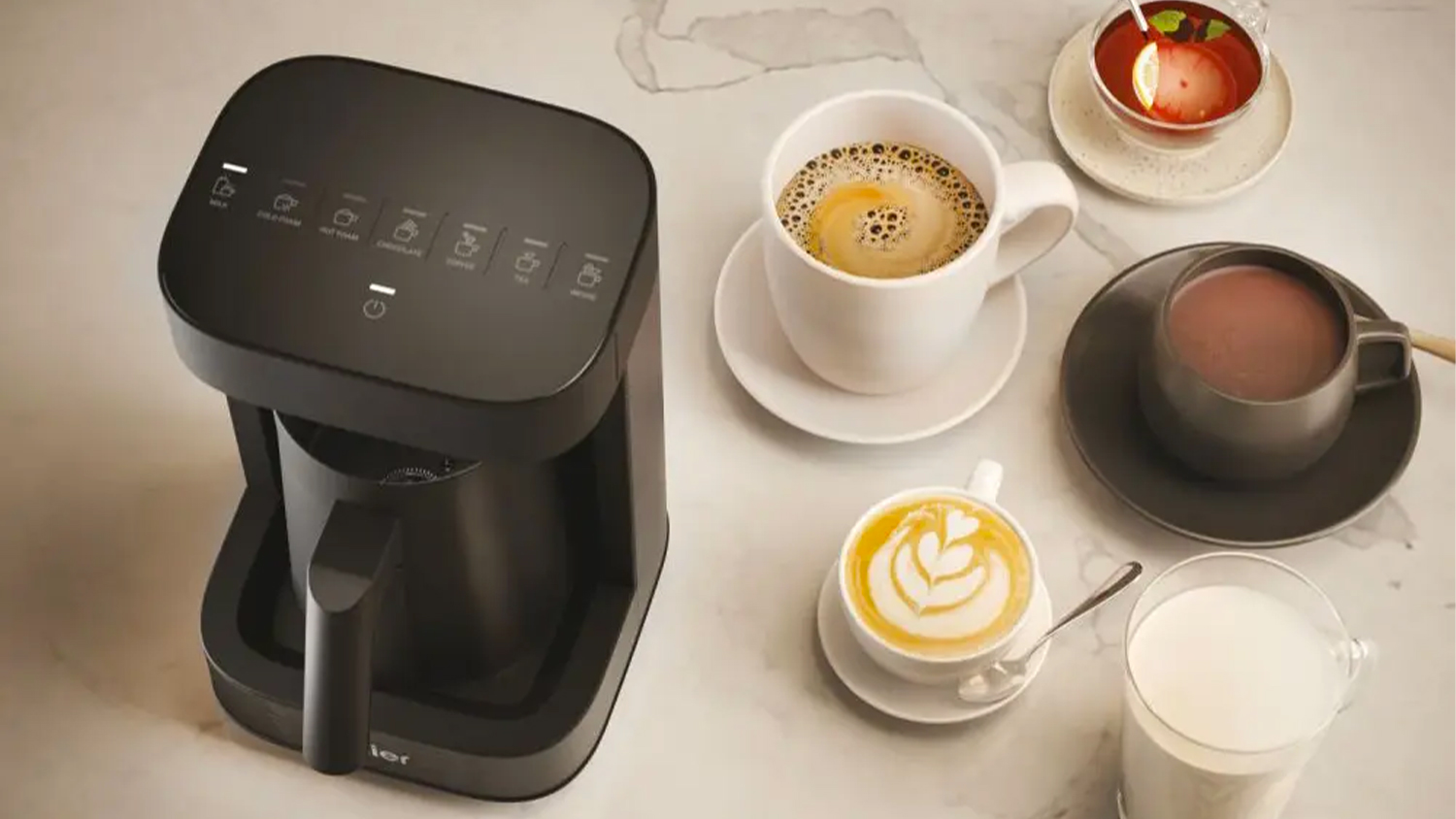 Multifunkčn&iacute; př&iacute;prava n&aacute;pojů Haier Multi Beverage I-Master Series 5 HMB5A-011 black při napěňov&aacute;n&iacute; ml&eacute;ka s dokonalou pěnou