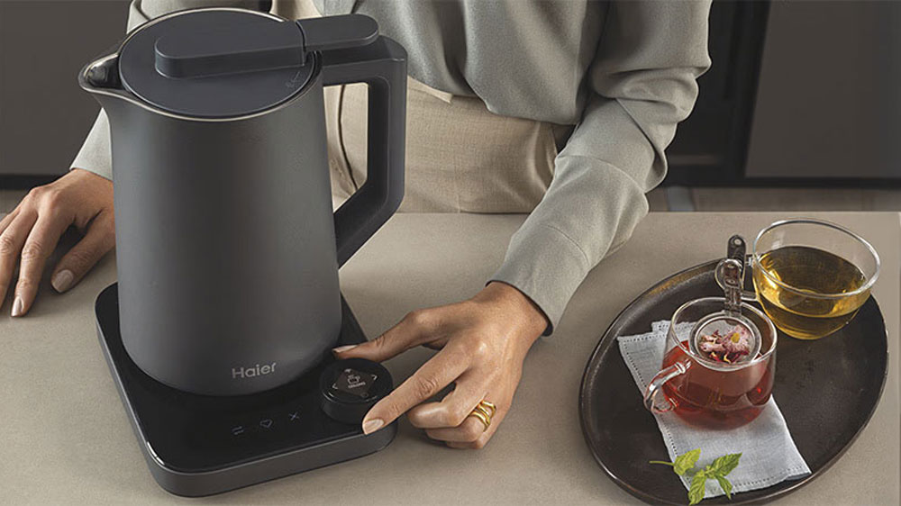 Žena při v&yacute;běru požadovan&eacute; teploty na rychlovarn&eacute; konvici HKE7W 011_03