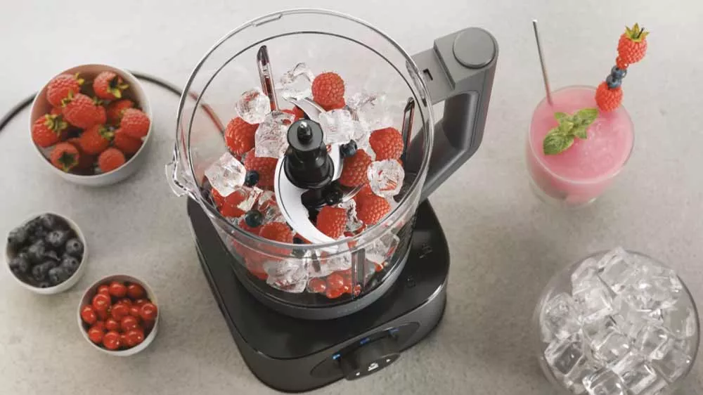 Stolní mixér Haier I-Master Series 7 HBL7W5 011 naplněný ledem a jahodami_02