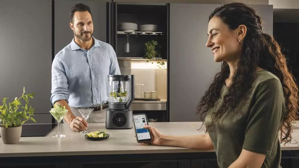 Muž a žena připravují drink ve stolním mixéru Haier pomocí aplikace hOn_04