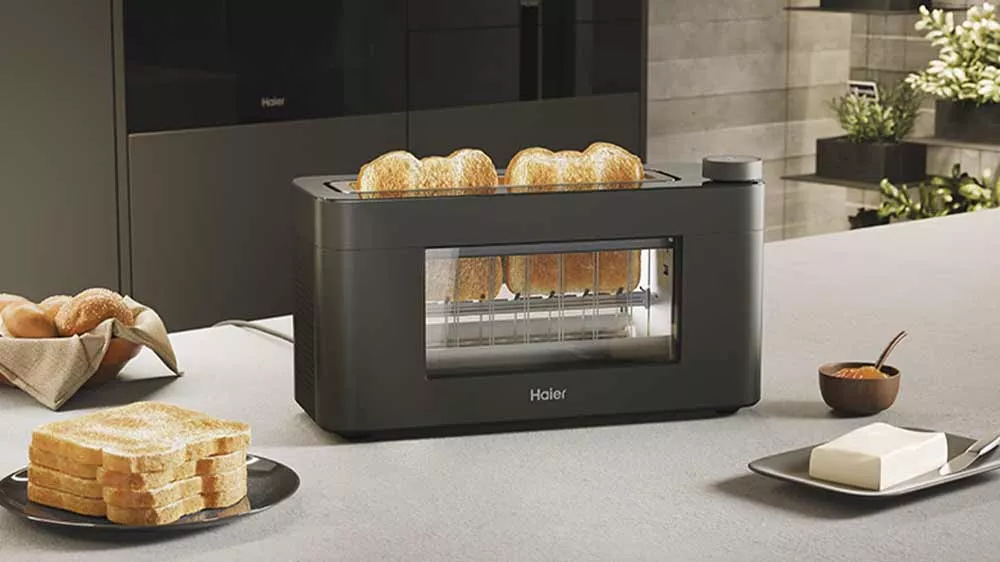 Topinkovač Haier HTO7W2 011 na kuchyňsk&eacute;m stole s toasty uvnitř_02
