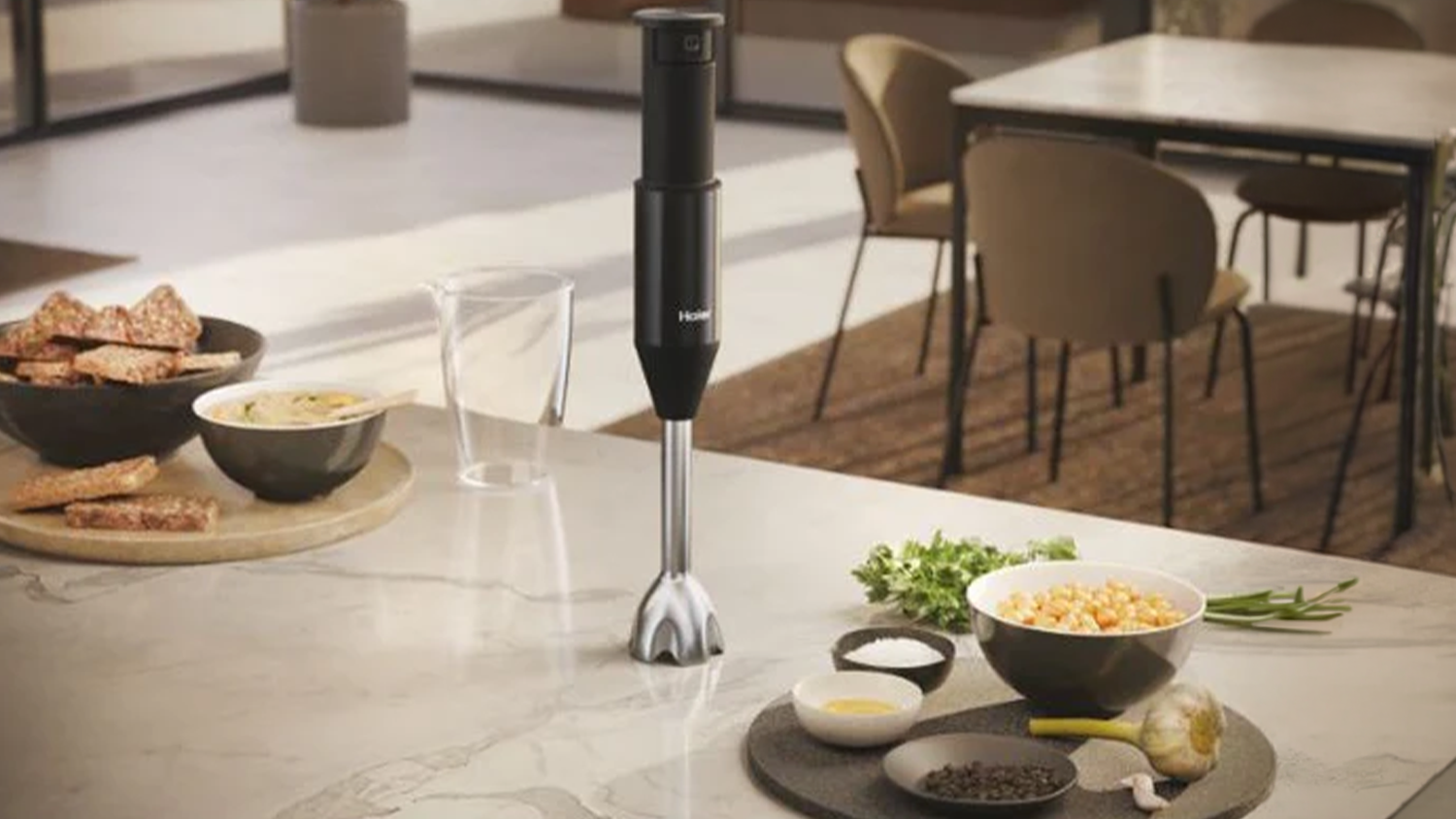 Tyčový mixér Haier I-Master Series 5 na kuchyňské lince