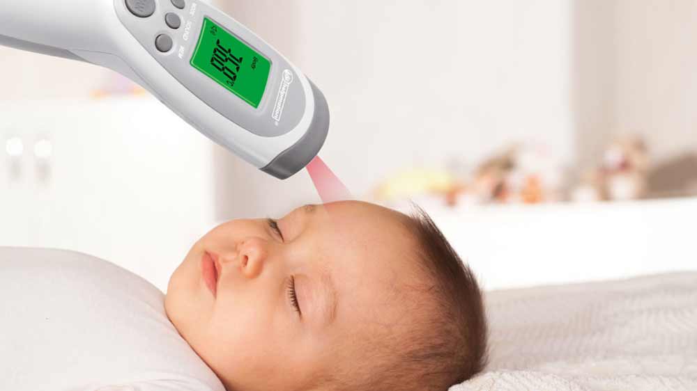 Bezkontaktn&iacute; teploměr Helpmation JXB182 u hlavy d&iacute;těte_03