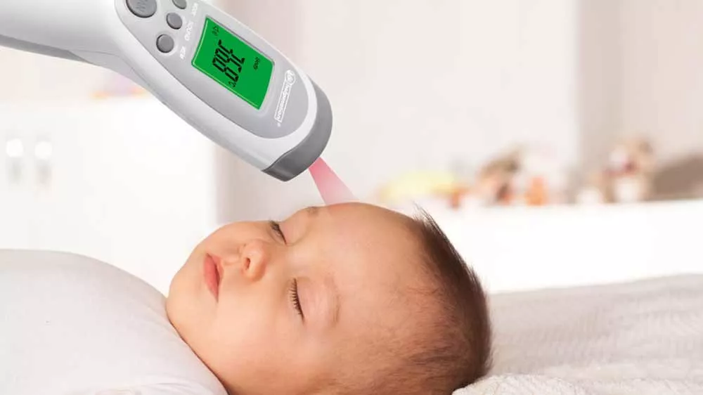Bezkontaktn&iacute; teploměr Helpmation JXB182 u hlavy d&iacute;těte_03