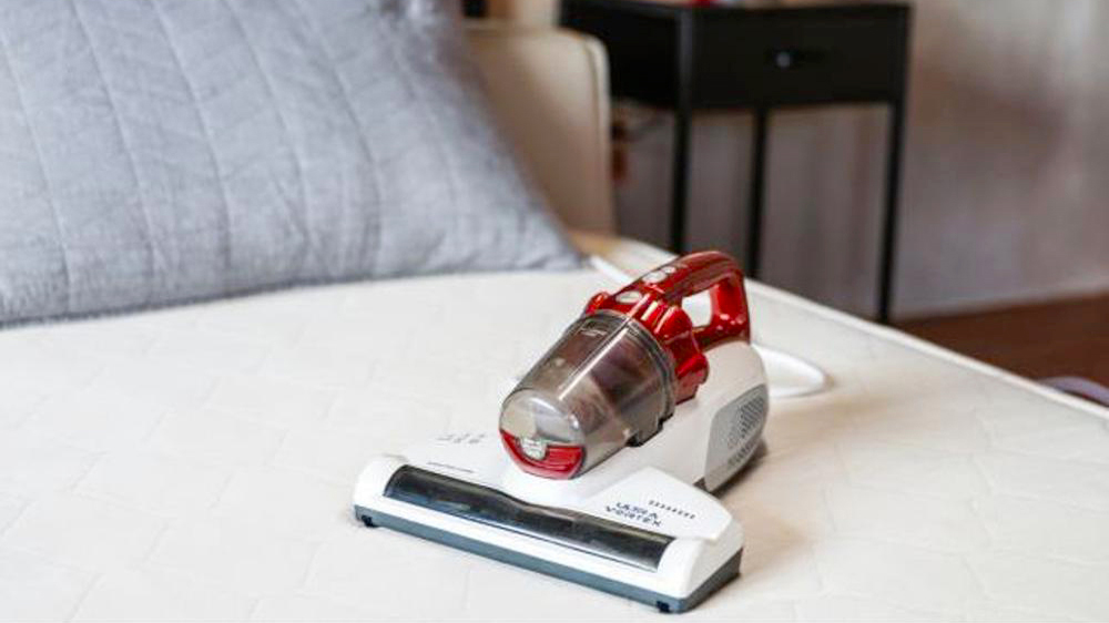 Ruční bezsáčkový vysavač na matrace Hoover MBC 500UV Ultra Vortex na posteli_02