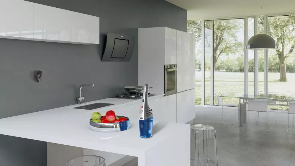 Ruční bezsáčkový vysavač Hoover HJ72WDLB 011 JIVE v kuchyni_03