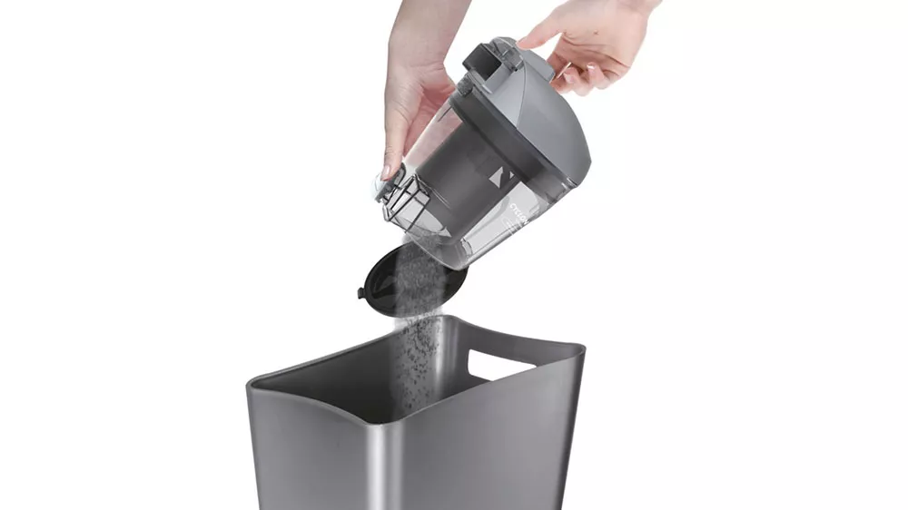 Vysypávání nádoby vysavače Hoover HP310HM 011_03