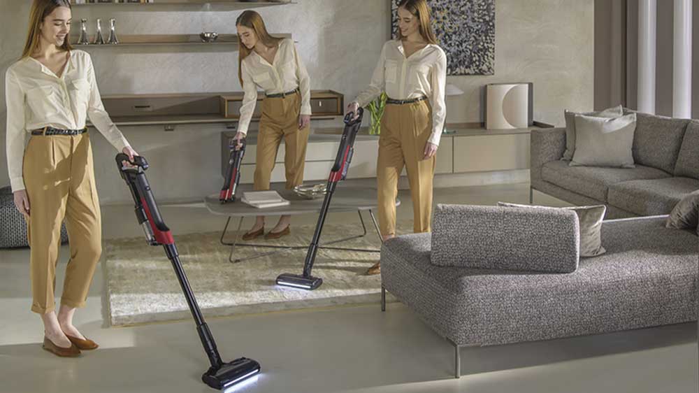 Tyčový vysavač Hoover HF210H 011 žena vysává_03