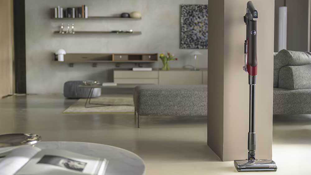 Tyčový vysavač Hoover HF210H 011 u zdi_05