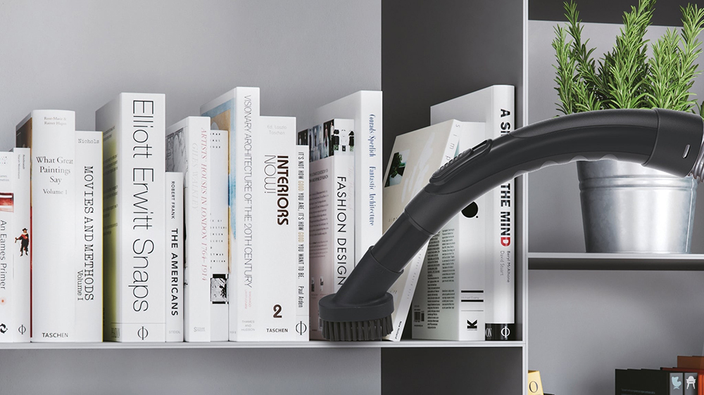 Sáčkový vysavač HOOVER TXL70HM 011 vysávání knihovny_02