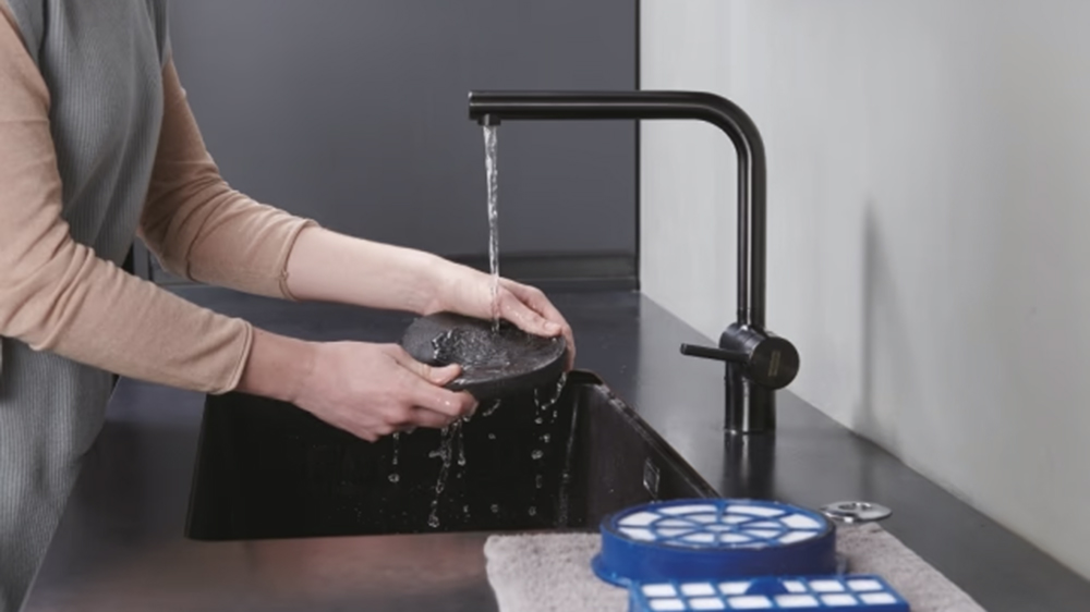 Žena umývá filtrační systém bezsáčkového vysavače Hoover HP105HM 011_04