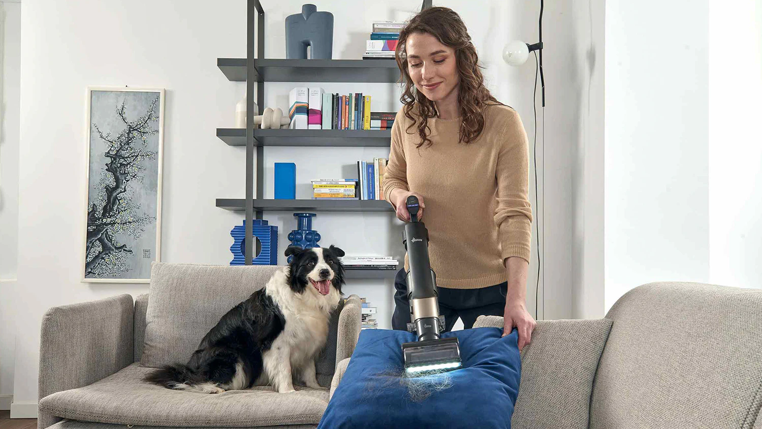 Žena vysávající nečistoty na pohovce vysavačem Hoover HF210P 011