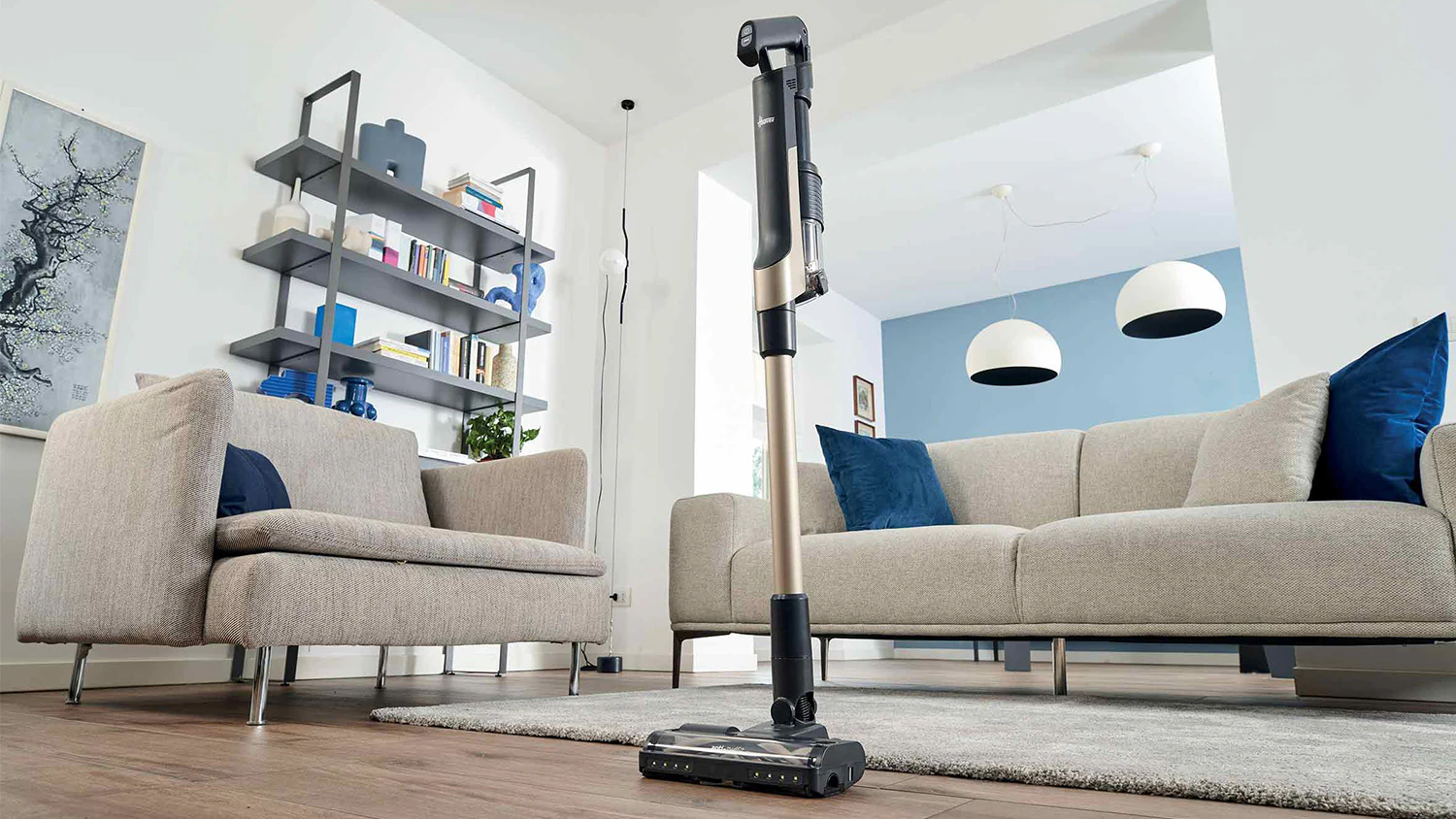 Tyčový vysavač Hoover v domácnosti