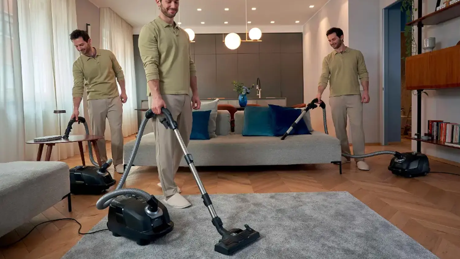 Muž s vysávačom Hoover HE410H 011 HE4 Home