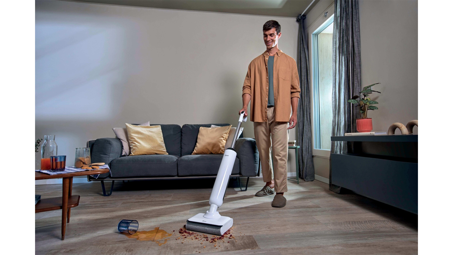 Muž čist&iacute; podlahu s čističom Hoover HW4 Clean Power