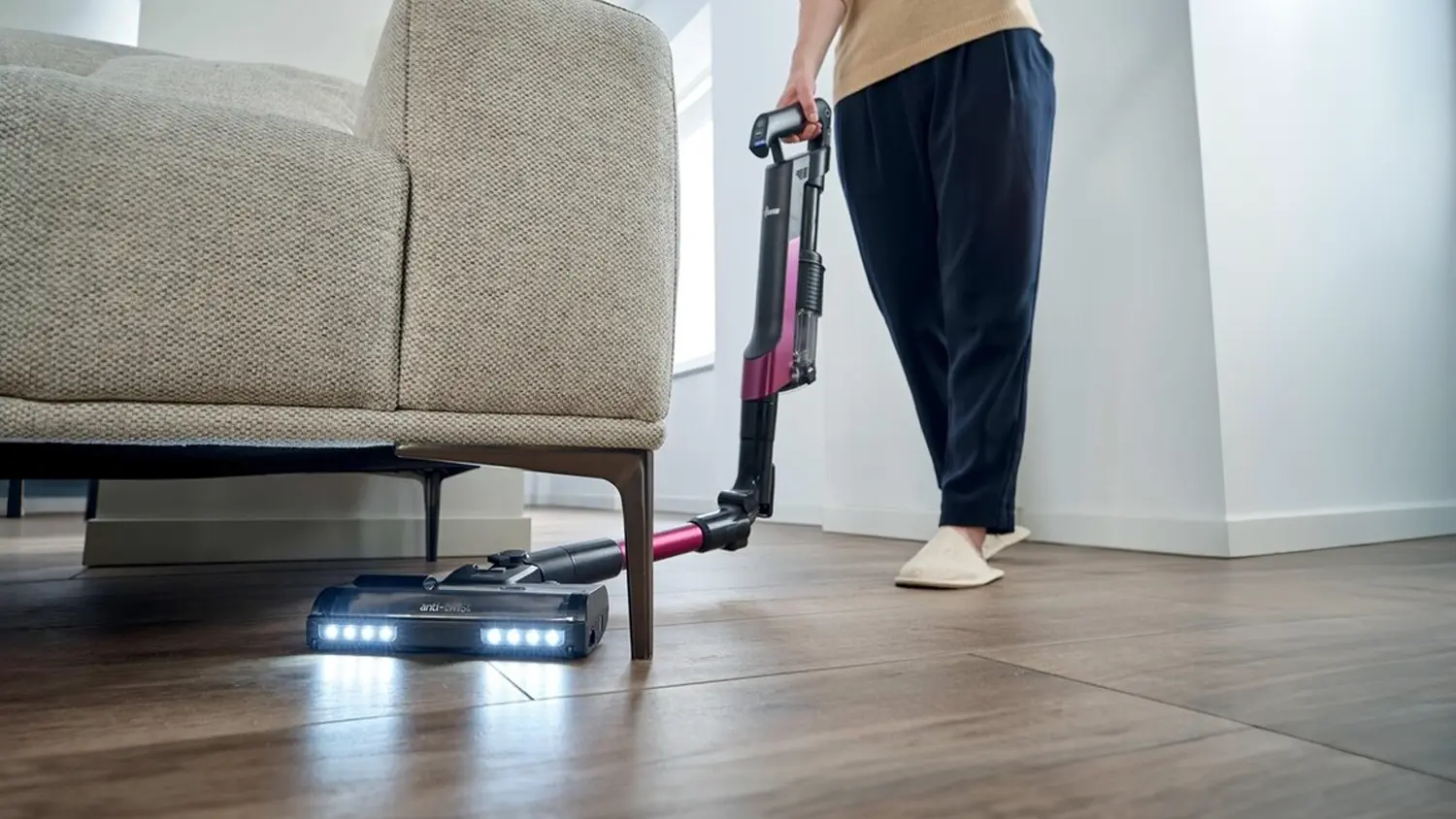 Žena vysává s tyčovým vysavačem Hoover HF210HXP 011