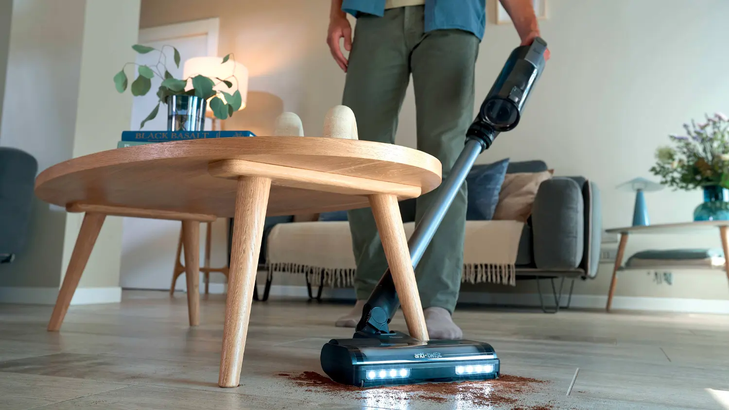 Muž vysáva tyčovým vysávačom Hoover HF310H 011