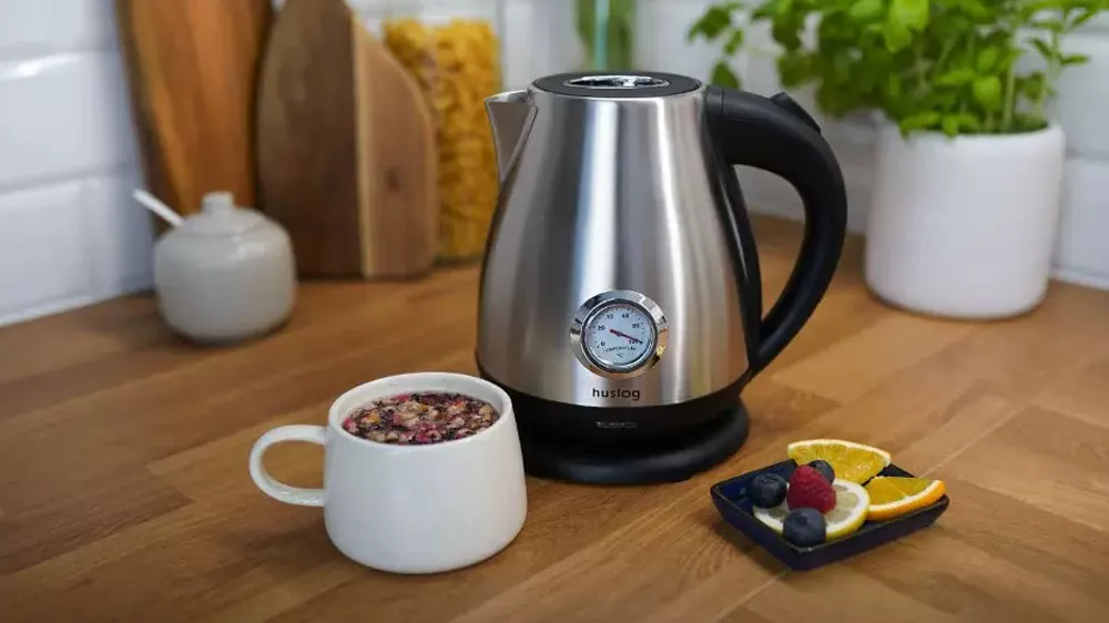 Rýchlovarná kanvica Huslog AK-02034H v kuchyni_02