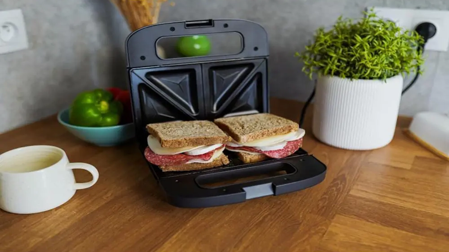 Otvorený sendvičovač Huslog SEN00003, čierny aj s toastami