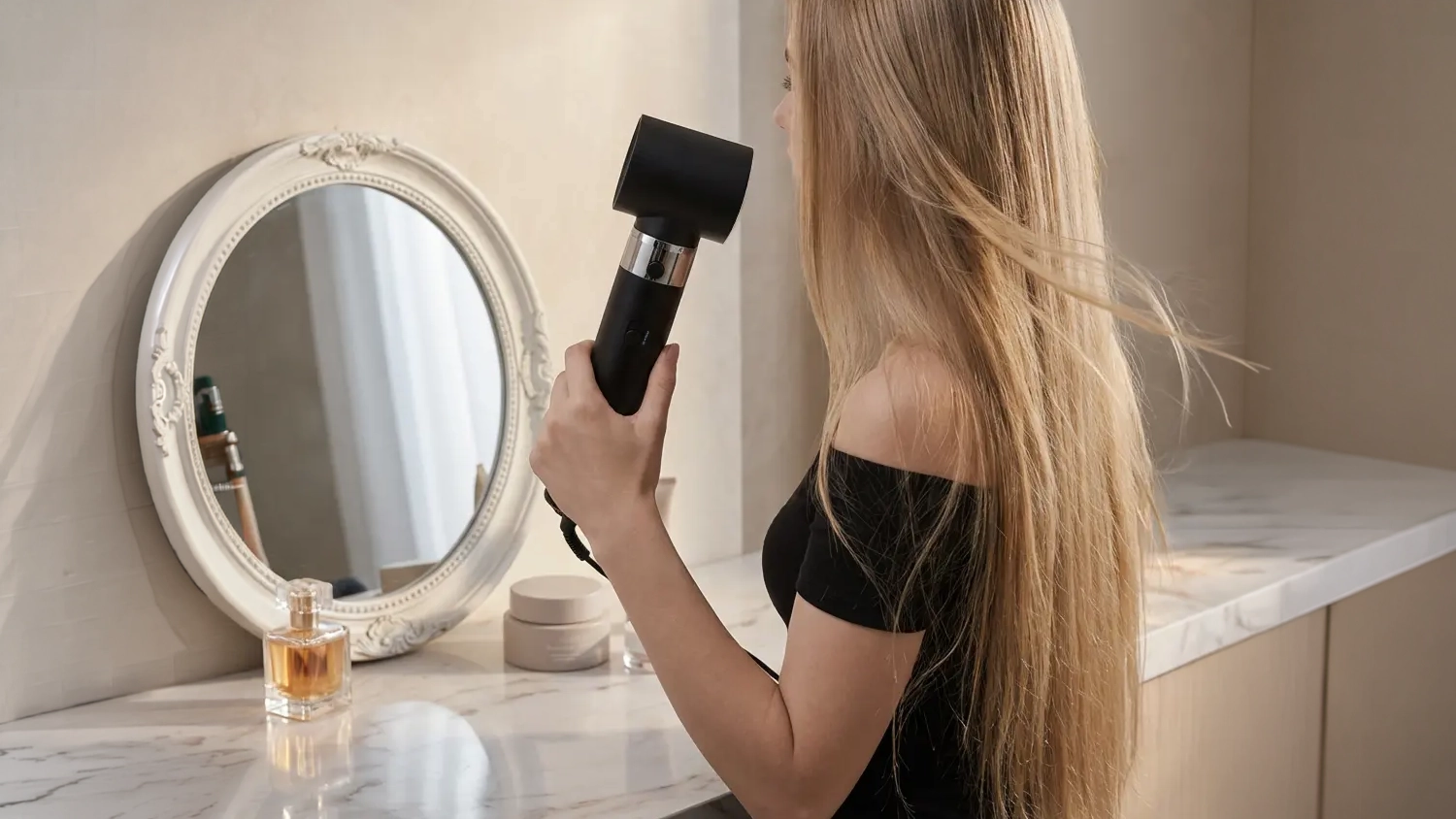 Žena si su&scaron;&iacute; vlasy kefou Huslog HUS1081 6 v 1 s ioniz&aacute;ciou