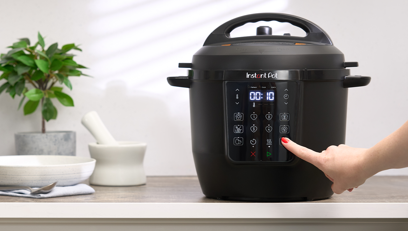 Multifunkčn&iacute; hrnec Instant Pot Classic 5,7 l pohled zepředu